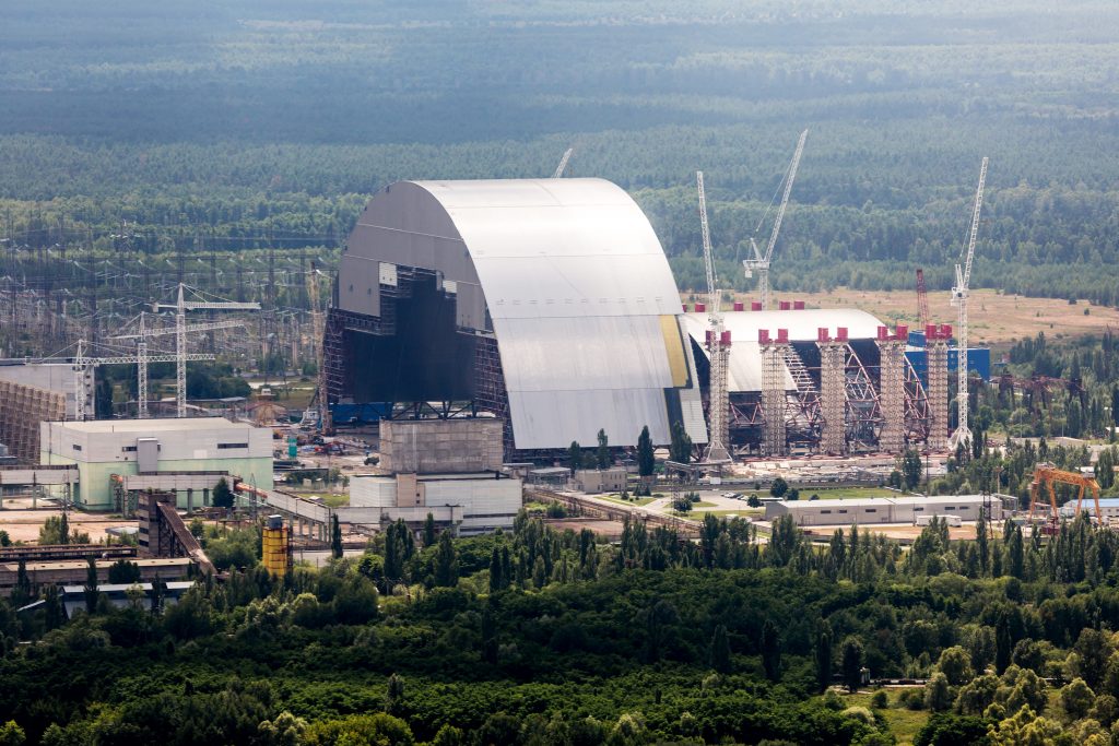 Pour pallier à l’éventration du réacteur 4 de Tchernobyl, un sarcophage a été créé pour le recouvrir et reconfiner les matières radioactives toujours présentes. Photo : Shutterstock.
