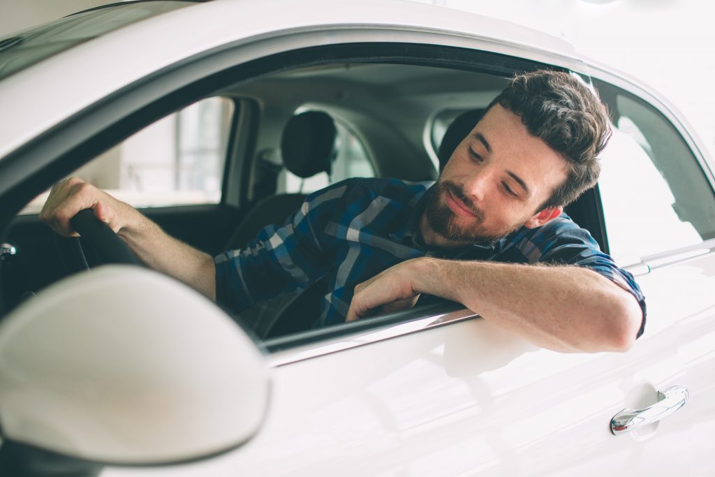 Une étude montre que plus une voiture est chère ou imposante, plus son conducteur se permet des comportements incivils sur la route. Shutterstock