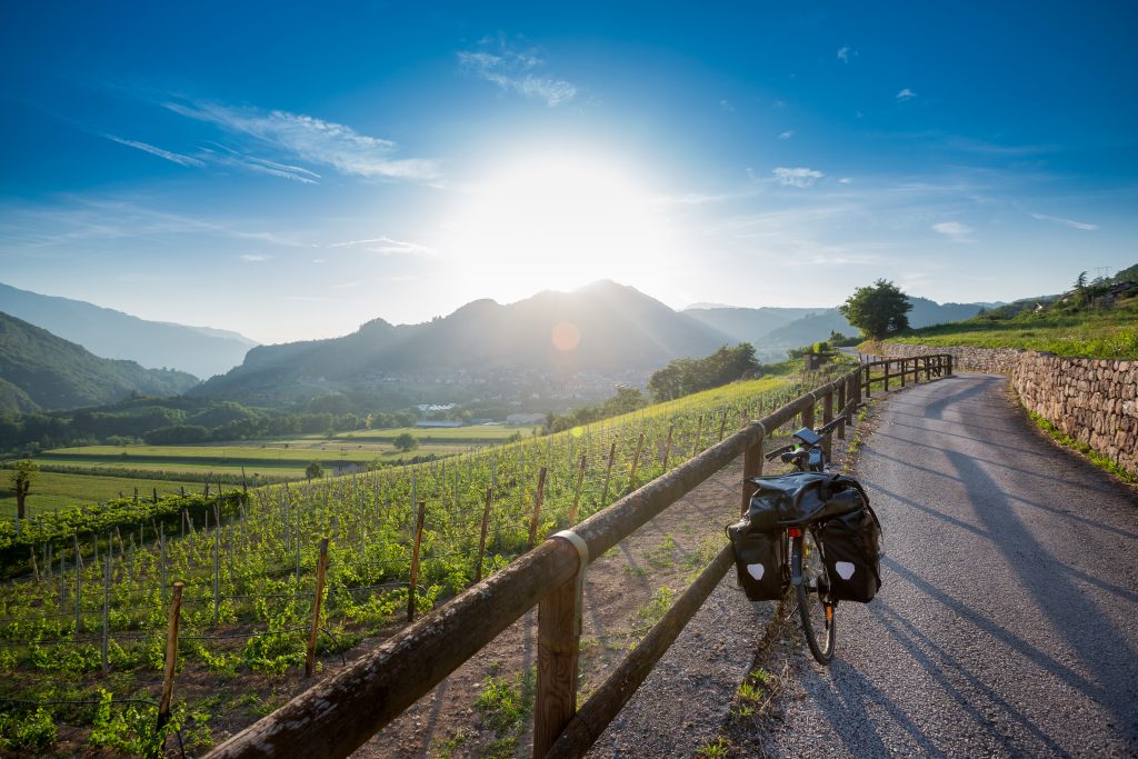 Bikepacking (voyage à vélo) dans la région de Trente en Italie. Photo : Shutterstock.