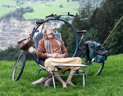 Ce vélo-camping permet de s'arrêter partout sur la route pour se reposer ou manger.